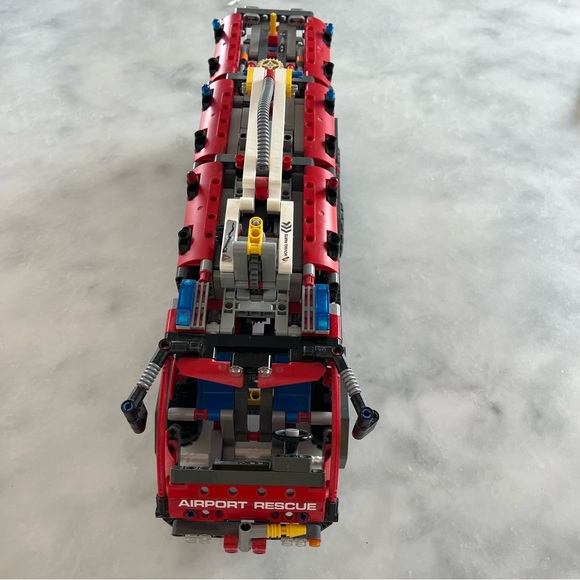 LEGO Technic Airport Rescue Vehicle 42068 Building Kit. RETIRED. - Picture 5 of 6
